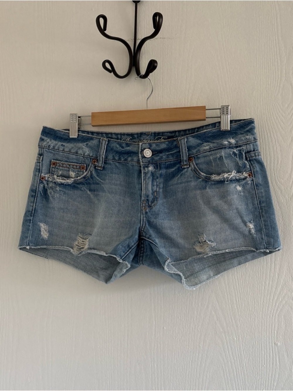 American Eagle Distressed Denim Shorts Women’s Size 6 Low Rise 3” Inseam
